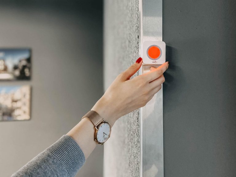 Post-Pandemic: The Dos and Don’ts of Returning to the Office 3 Luxafor Cube is a standalone LED do not disturb light indicator that displays meeting room availability and workspace availability in real-time