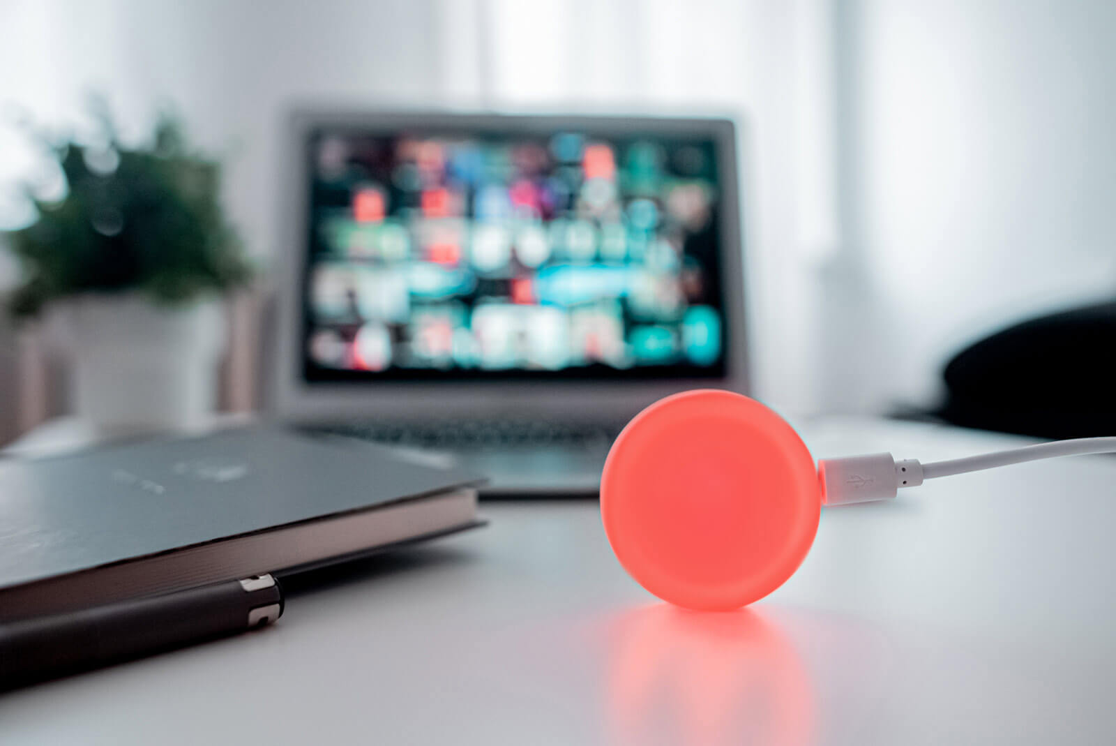 Luxafor Mute Button for Microphones 19 Luxafor Mute Button - Interacts on hardware, not app level, and connects and disconnects the microphone via System Settings, ensuring a reliable and consistent performance