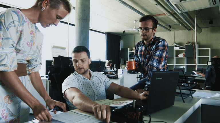 How to Easily Engage Your Employees to Achieve Ultimate Productivity In The Office or From Home 2 Oopen office distractions