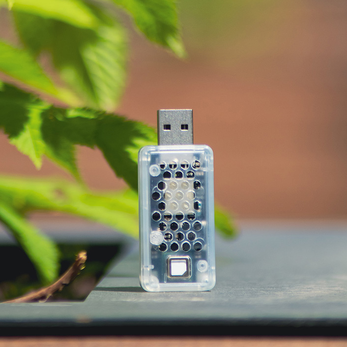 Luxafor CO2 Dongle is a convenient and portable smart aid that can be easily moved from one workspace to another.