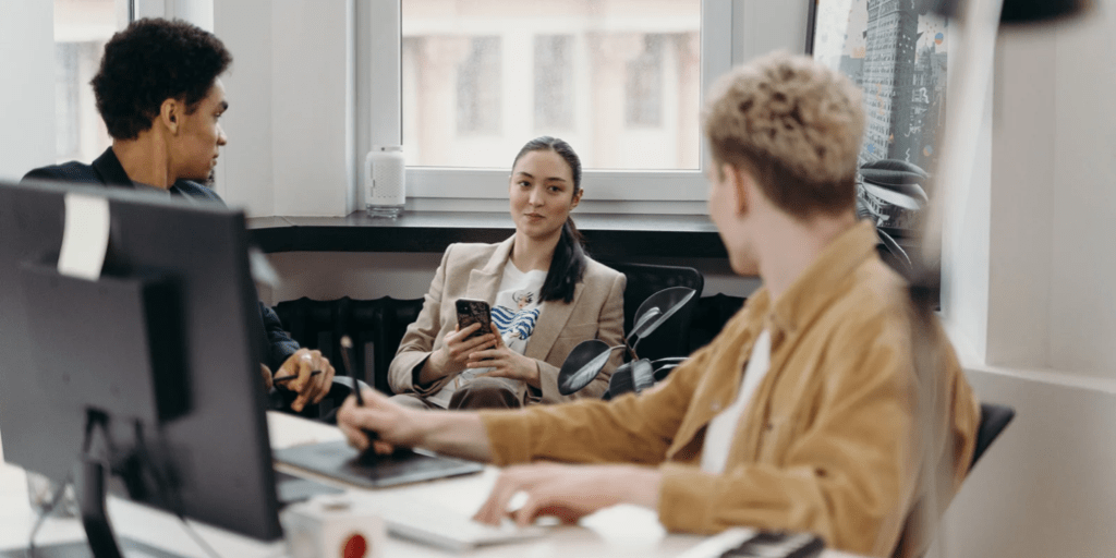 Optimizing Team Productivity: A 6-Step Strategy for Effective Team Time Management 4 Team chatting